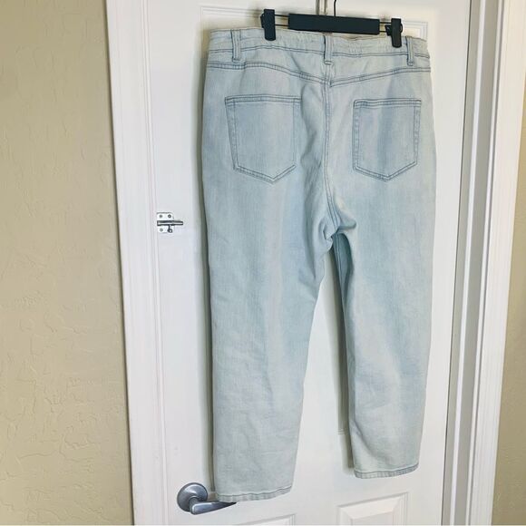 Wild Fable High Rise Mom Jean Size 18 Distressed Light Denim Wash - Picture 4 of 9